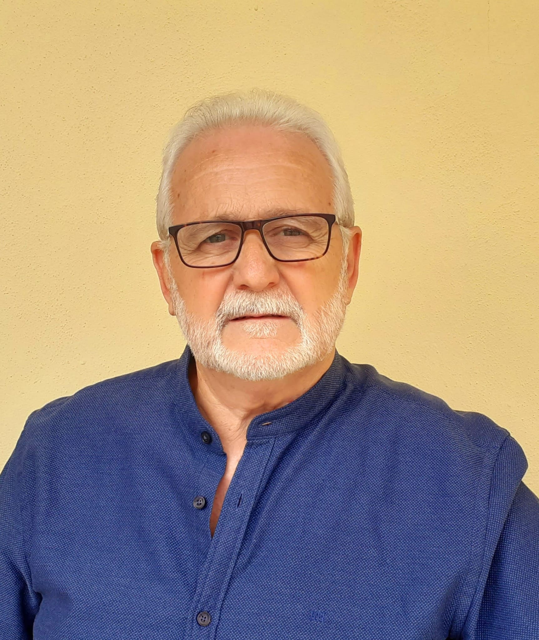 En memoria del Profesor Rafael Labhat Fundador de TrofoDiet y alma de nuestra familia Hay personas que no solo dejan huella: construyen caminos. El Profesor Rafael Labhat fue una de ellas. Fundador de Laboratorios TrofoDiet, pero, ante todo, padre, maestro, guía y visionario, dedicó su vida a unir ciencia y humanidad a través de la biotecnología nutricional. Su vocación profunda por la salud natural, el conocimiento científico y el cuidado del otro fue el motor de cada uno de sus proyectos.