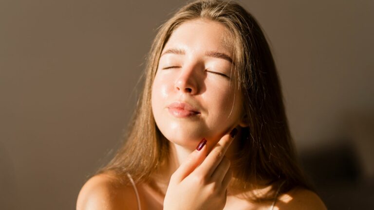 Descubre por qué Rosacerol es esencial para producir colágeno de forma natural. Vitamina C orgánica y biodisponible para una piel firme y sin arrugas.