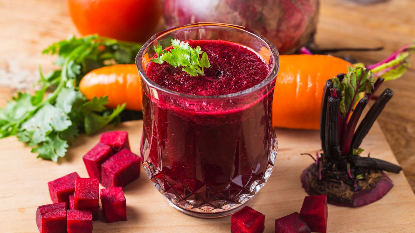 Su intenso color rojizo la hace inconfundible, pero detrás de su apariencia se encuentra un alimento con un interesante perfil nutricional. La remolacha puede consumirse de muchas formas y una de las más sencillas es preparar un zumo combinándola con frutas y otras hortalizas.