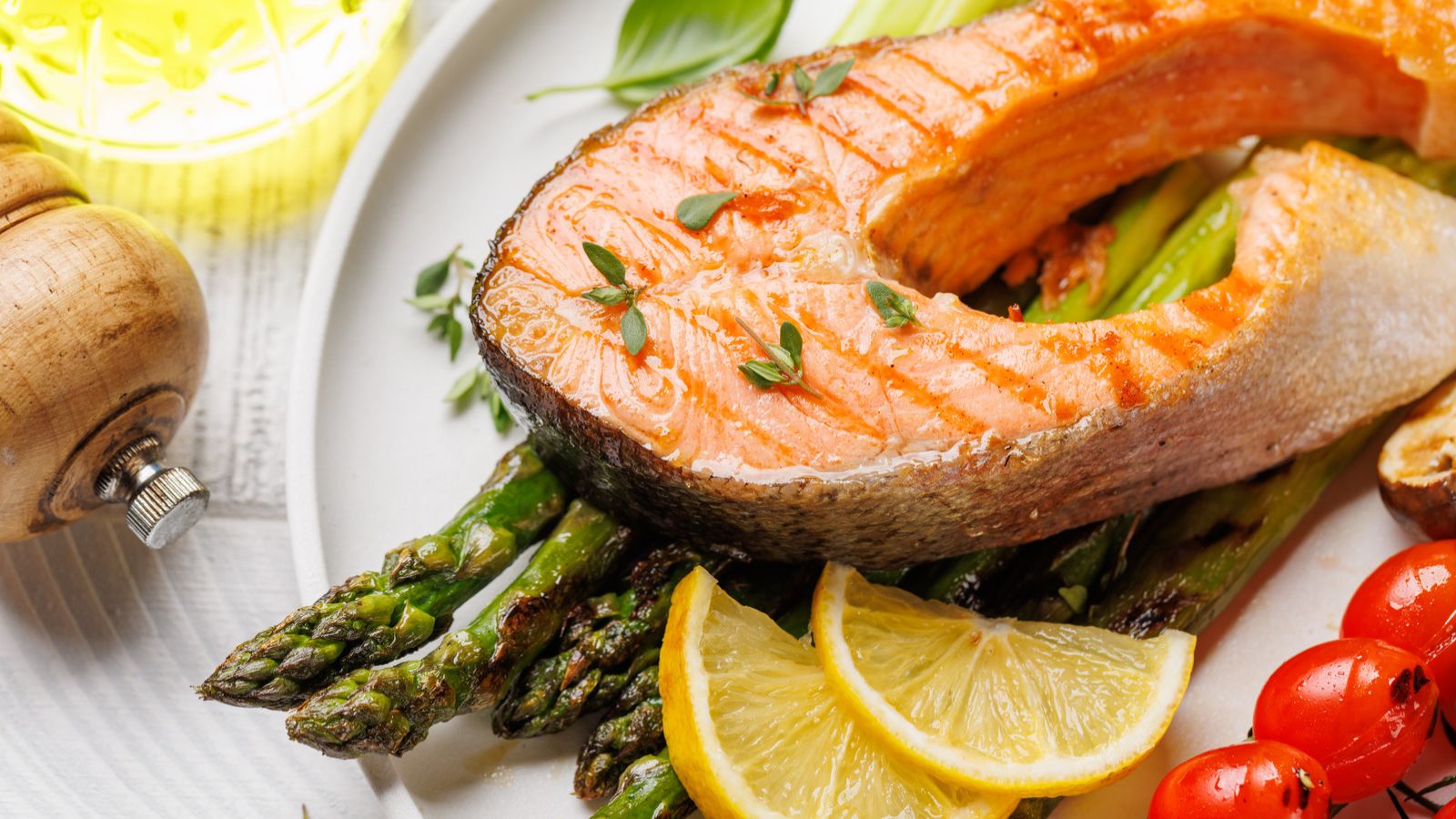 Descubre qué aporta el salmón: omega-3 EPA y DHA, proteínas, vitamina D y B12, y cómo incluirlo en una alimentación equilibrada.